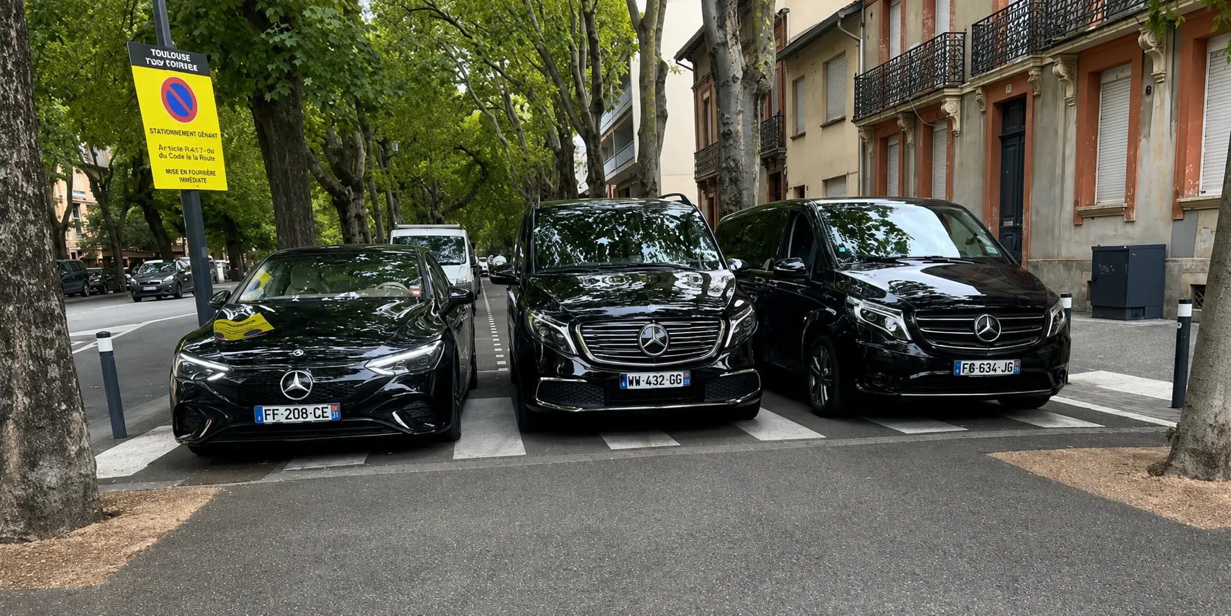Flotte Mercedes de Toulouse VTC Pro — berline EQE et vans dans une rue de Toulouse
