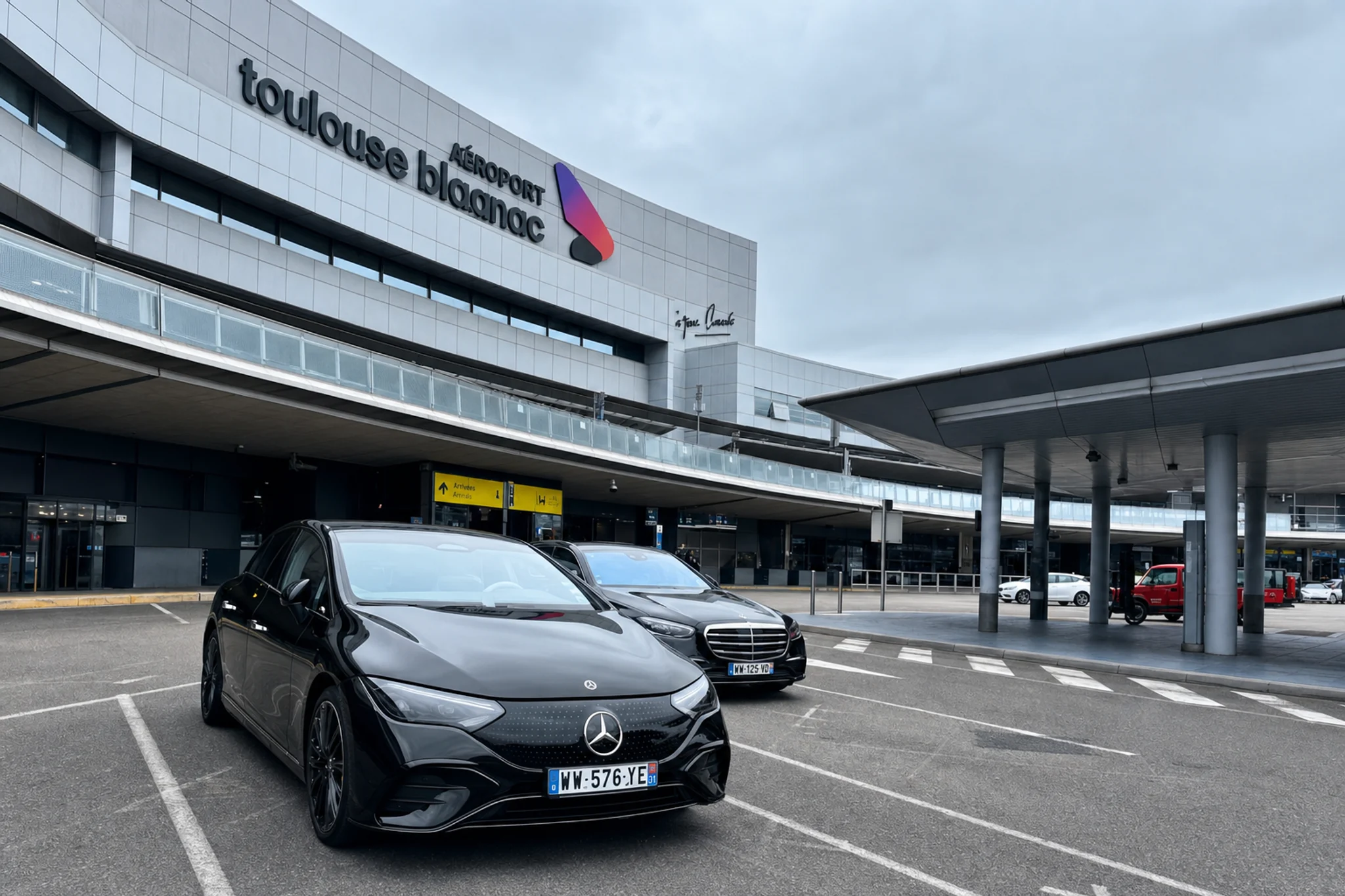 Mercedes EQE et Classe S noires de Toulouse VTC Pro devant l’aéroport Toulouse-Blagnac